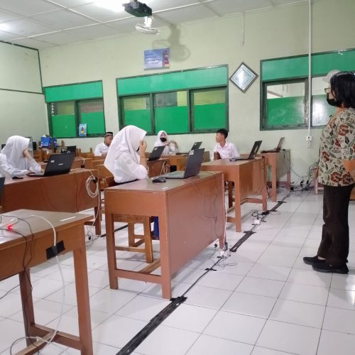Sukses ! SMP Muhammadiyah 10 Yogyakarta Gelar Pelaksanaan Utama ANBK 2023 dengan Antusiasme Tinggi